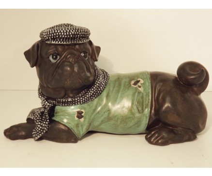 P1035765 Poly. Lying bulldog with partyhat. 14 x 25 cm. 