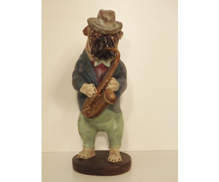 P1035766 Poly. Bulldog playing saxophone. Height : 40 cm.