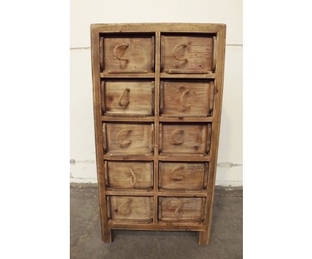 19PJ1093 Cabinet. Houten kastje met 10 houten laatjes met handvatje van touw. 41 cm. breed, 34 cm. diep, 78 cm. hoog.