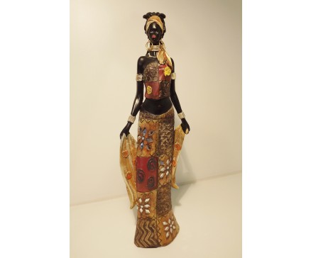 P1035180 Poly Africa. Afrikaanse dame in traditionele kleding met omslagdoek. Jurk is ingezet met spiegeltjes in bloemmotief. Hoogte 34 cm.
