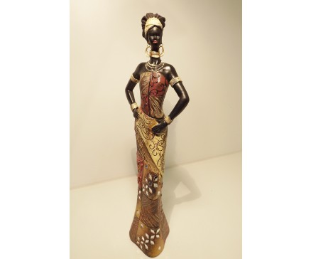 P1035179 Poly Africa. Zelfverzekerde Africaanse dame in traditionele kleding met spiegeltjes in bloemmotief. Hoogte : 35 cm.