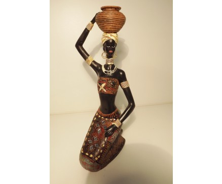 P1035181 Poly Africa. Gehurkte afrikaanse dame met pot op haar hoofd in traditionele kleding en sieraden. Jurk is bekleed met spiegeltjes in bloemmotief. 25 cm. hoog en 14 cm. diep.