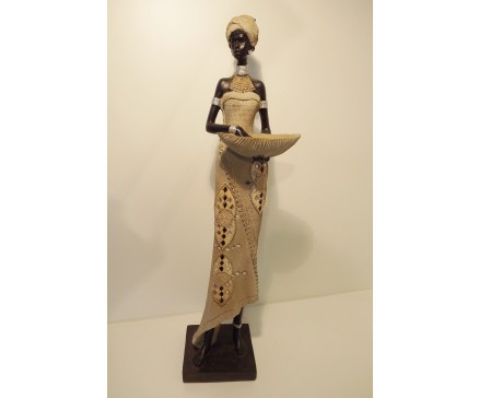 P1035184A Poly Africa. Afrikaanse dame draagt schaal in vorm van blad. Originele afrikaanse kledij en sieraden. Hoogte : 58 cm.
