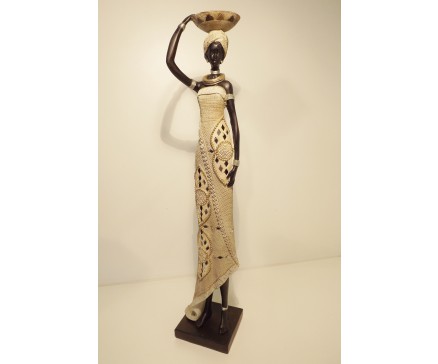 P1035185 Poly Africa. Afrikaanse dame draagt schaal op hoofd in traditionele kledij en met traditionele sieraden. Hoogte : 53 cm.