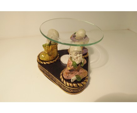 P1035353A Poly. Colour oilburner monikjes horen-zien-zwijgen met waxinelichtje. Diameter glazen bakje 12 cm.