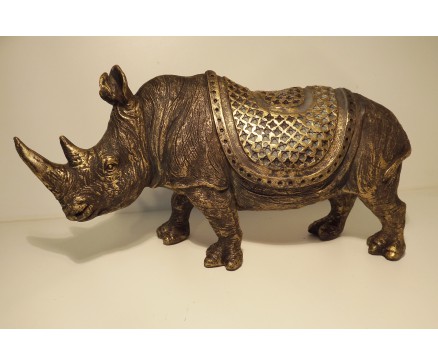P1035656 Poly. Gouden neushoorn met dekkleed LxH : 31 x 17 cm.