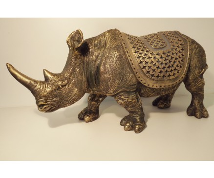 P1035657 Poly. Gouden XL neushoorn met dekkleed. L x H : 53 x 24 cm.