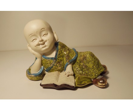 P1035821 Poly. Liggende baby monk met boek groen. L x H : 17 x 10 cm.