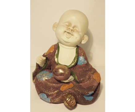 P1035827 Poly. Zittende, lachende baby monk met klankschaal paars. Hoogte : 16,5 cm.