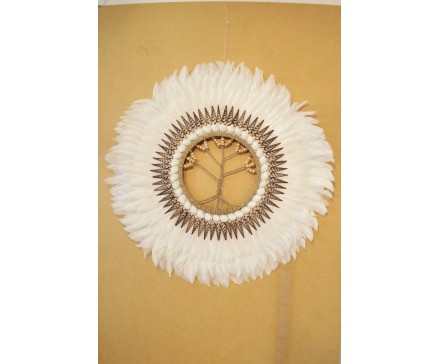 8530202 Wanddecoratie. Wanddecoratie, rond, van witte veren, schelpen en een rieten Tree of life als middelpunt. Diameter 60 cm.