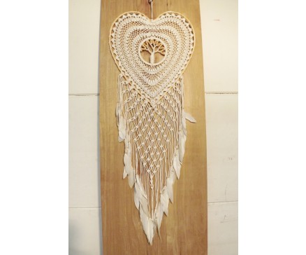 8530114 Dreamcatcher. XXL hartvormige dreamcatcher met "Tree of Life" in het midden. Diameter +/- 53 cm. lengte +/- 145 cm.
