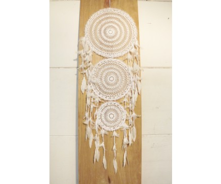 8530113 Dreamcatcher. Triplet van witte dreamcatchers met fluffy rand en gehaakte binnenkant. Diameters : +-/ 52, 42 en 30 cm., lengte +/- 180 cm.