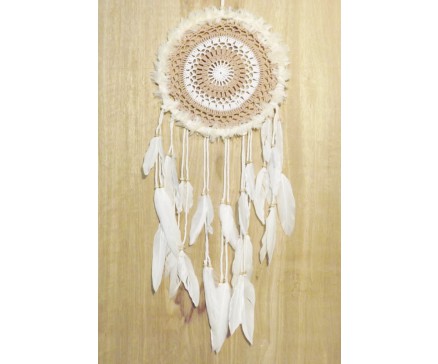 8530109 Dreamcatcher. Klassiek model pastel (rose) gekleurd gehaakte dreamcatcher. Diameter +/- 25 cm., lengte +/- 85 cm.
