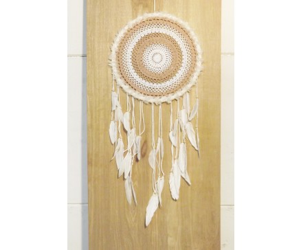 8530110 Dreamcatcher. XL gehaakte dreamcatcher pastel/roze kleurig met fluffy buitenrand. Diameter +/- 40 cm., lengte +/- 110 cm.