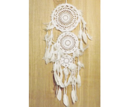 8530112 Dreamcatcher. Witte triplet van medium-size klassieke dreamcatchers. Diameters +/- 22, 17 en 10 cm., lengte +/-90 cm.