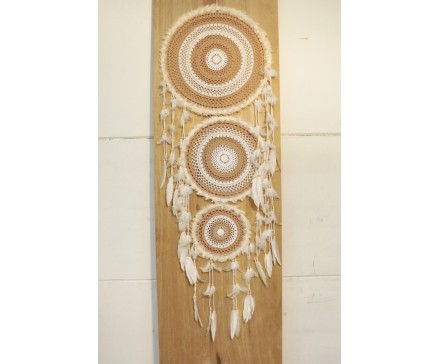 8530111 Dreamcatcher. XL triplet van pastel-roze-kleurige gehaakte dreamcatchers met fluffy buitenrand. Diameters +-/ 52, 42 en 30 cm., lengte +/- 170 cm.