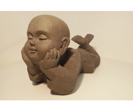 G1419S-G Garden. Liggende kindmonnik in gedachten verzonken. L x H : 37 x 20 cm. Granite.