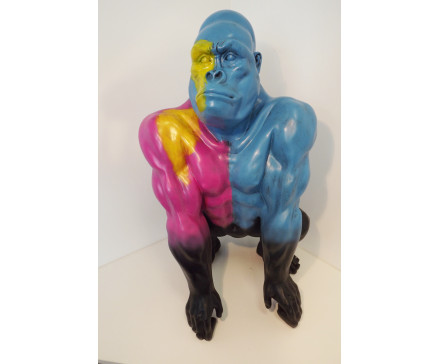 P1035810 Poly. XXL bont gekleurde gehurkte gorilla. Gedetailleerd gegoten dus levensecht. LxBxH : 42x47x48 cm.
