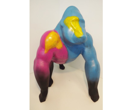 P1035814 Poly. Abstract vormgegeven en geverfde gorilla lopend op 4 poten. LxBxH : 40x56x52 cm.