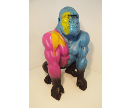 P1035811 Poly. gorilla zeer gedetailleerd ook in dark bronze verkrijgbaar. LxBxH : 26x29x45 cm.