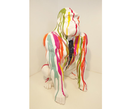 P1035812 Poly. In Jackson Pollock-stijl geverfde en gedetailleerd gegoten levensechte zittende gorilla. LxBxH : 26x29x45 cm.