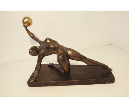 P1035828 Poly. Vrouwelijk turnster met gouden bal op statief. LxBxH : 32x14x24 cm.