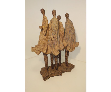 P1035830 Poly. Groep van 4 abstracte personen met wapperende kleding. LxBxH : 34x12x41 cm.