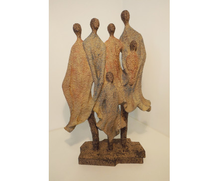 P1035831 Poly. Groep van 6 abstracte personen ; 4 volwassenen en 2 kinderen. LxBxH : 30x10x49 cm.