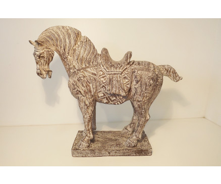 P1035832 Poly. Chocoladebruin paard stuurs kijkend. LxBxH : 42x12x36 cm.