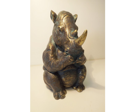 P1035523C Poly. Grappige zittende neushoorn "zwijgen" dark-gold. LxBxH : 12x14x18 cm.