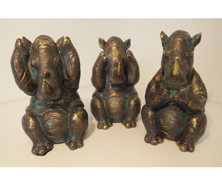 P1035523ABC Poly. Grappige zittende neushoorns "horen-zien-zwijgen" dark-gold. LxBxH : +/- 12x14x18 cm. Prijs is per set/3.