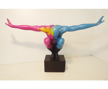 P1035705B Poly. Bontgekleurde Sportsman / duiker op solide basis. LxBxH : 49x17x32 cm.