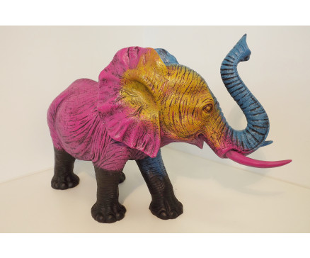 P1035815 Poly. Bontgekleurde olifant met slurf omhoog. Gedetailleerd gegoten. LxBxH : 52x22x33 cm.