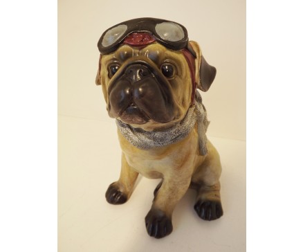 P1035760 Poly. Dog with racing helmet. Hoogte : 19 cm.