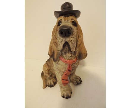 P1035762 Poly. Fancy dog with hat. Hoogte : 25 cm.