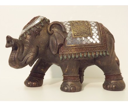 P1035502 Poly. Zwarte lopende olifant met gekleurde spiegeltjes. L x H : 34 x 21 cm.