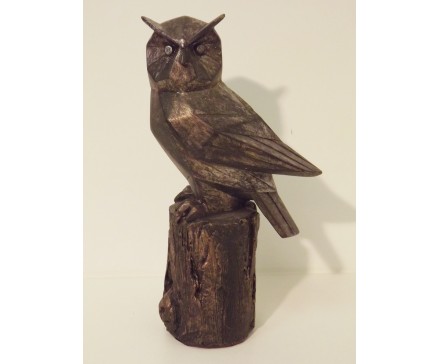 P1035504 Poly. Zwarte uil op boomstronk. Hoogte : 29 cm.