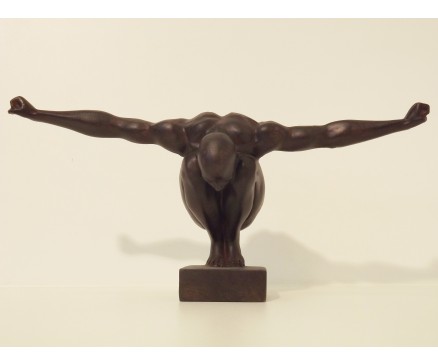 P1035510 Poly. Sporter in positie. L x H : 32 x15 cm.