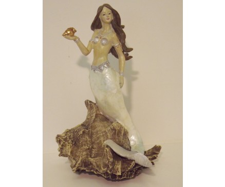 P1035780 Poly. Zeemeermin op rots met schelp. Hoogte : 28 cm.