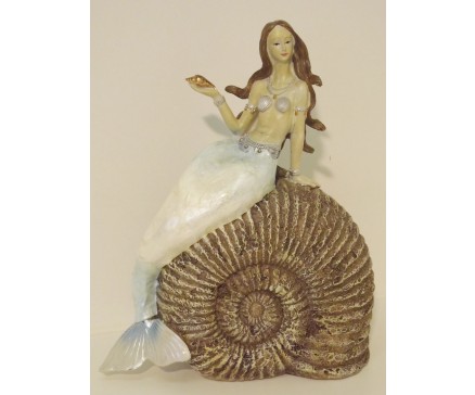 P1035781 Poly. Zeemeermin zittend op schelp. H x B : 31 x 25 cm.