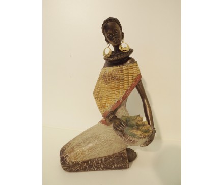 P1035127 Poly. Zittende afrikaanse dame met schaal. Hoogte : 24 cm.