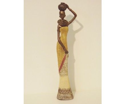 P1035129 Poly. Afrkaanse dame draagt pot op hoofd. Hoogte : 41 cm.