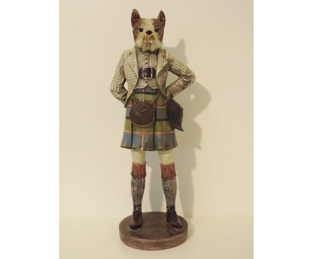 P1035767 Poly. Schotse bulldog met quilt. Hoogte : 48 cm.