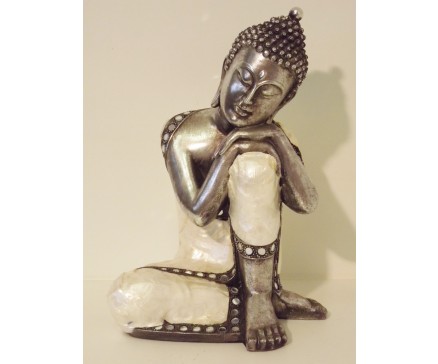 P1035693 Poly. Parelmoer slapende boeddha.Hoogte : 30 cm.