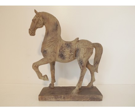 P1035724 Poly. Horse on base. L x H : 33 x 39 cm.