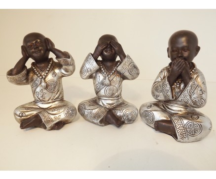 P1035301 Poly. Kindmonnik horen-zien-zwijgen zwart-zilver. Hoogte 12,5 cm. Set/3. Prijs is setprijs.