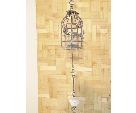 M5815269 Metal hanging cage-candleholder- porcelain bird. Length : 105 cm. Per 4 stuks verpakt. Prijs is per 4 stuks.
