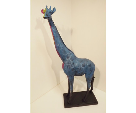 P1035816 Poly. Bontgekleurde staande giraffe. LxBxH : 46x16x83 cm.