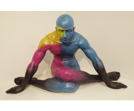 P1035703B Poly. Bontgekleurde "sitting man". LxBxH : 82x40x49 cm.