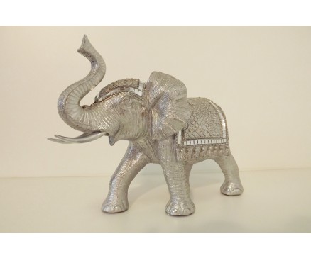 P1035696 Poly. Zilveren olifant met dekkleden, slurf omhoog. LxH : 28x21 cm.